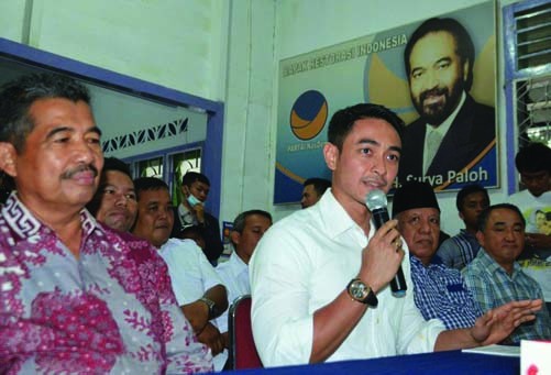 Zumi Zola saat menyampaikan niat baiknya dengan mendaftarkan diri ke NasDem.